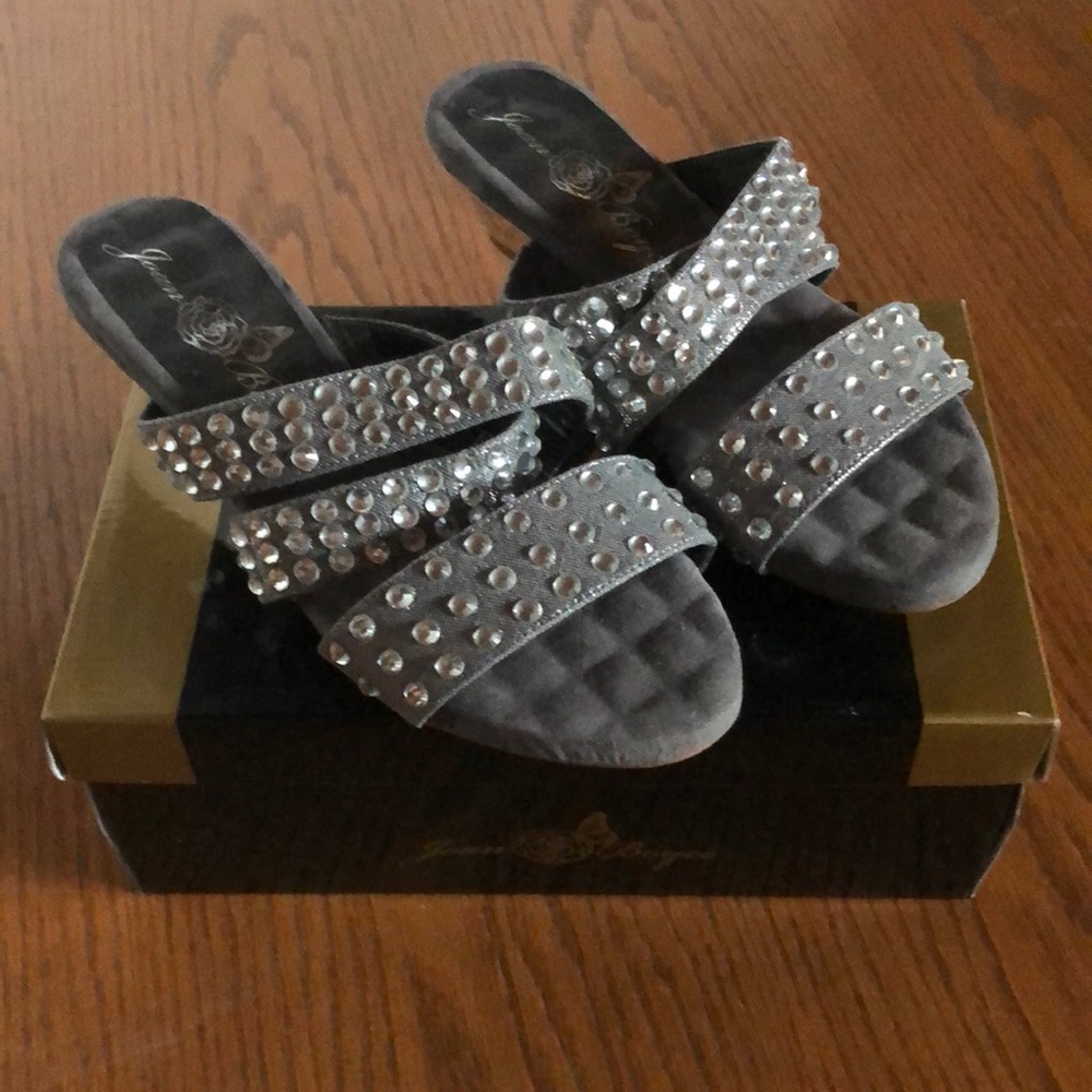 New JOAN BOYCE Silver Studded Slip on Sandal. Size 7W. Metallic low heel.